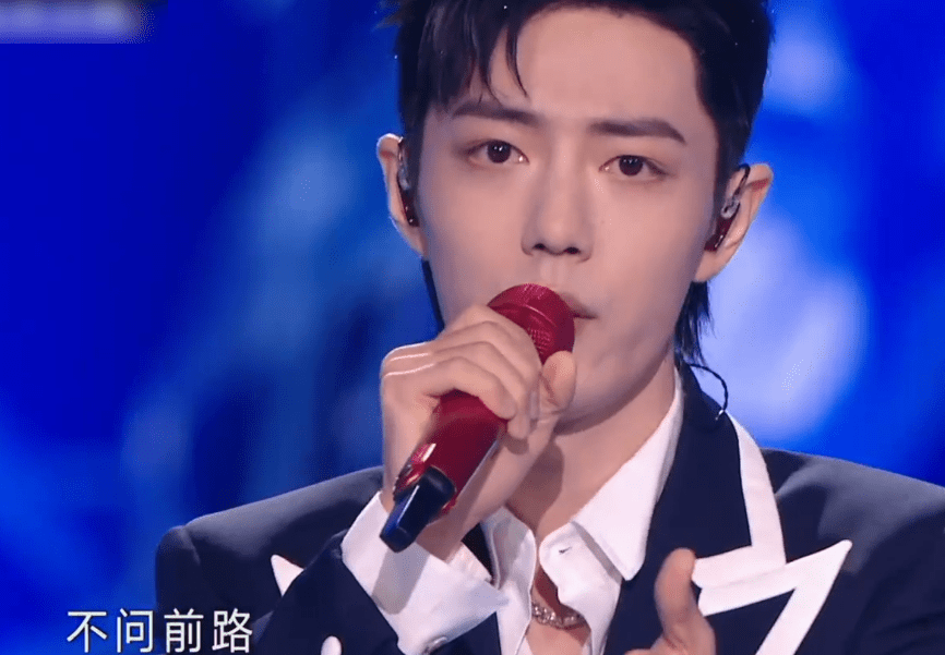 肖战再唱《竹石》，学院风西装清新爽朗，表情管理成最大出圈点封面图