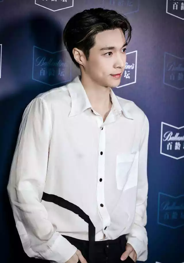 张艺兴活动造型释出！白衬衫 油头帅出天际，小酒窝太犯规了封面图