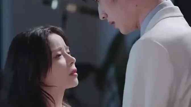 重生后她转身投入死对头怀抱封面图